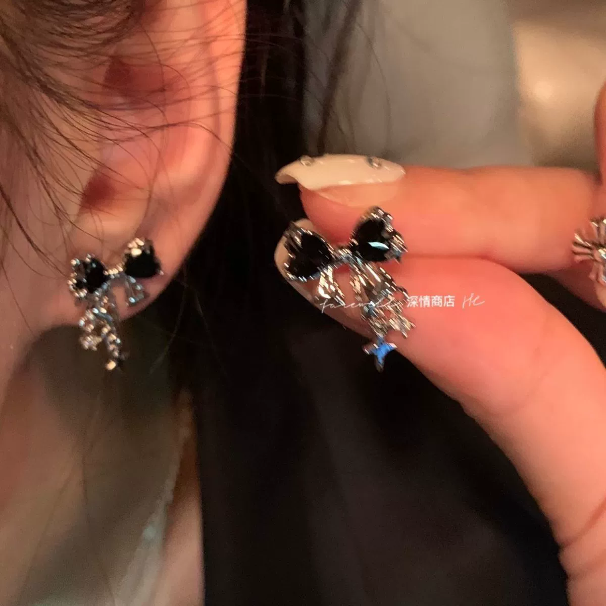 Серьги-бантики из циркона, маленький деликатный дизайн, лёгкие, 3 цветовых варианта (белый/чёрный/фуксия)