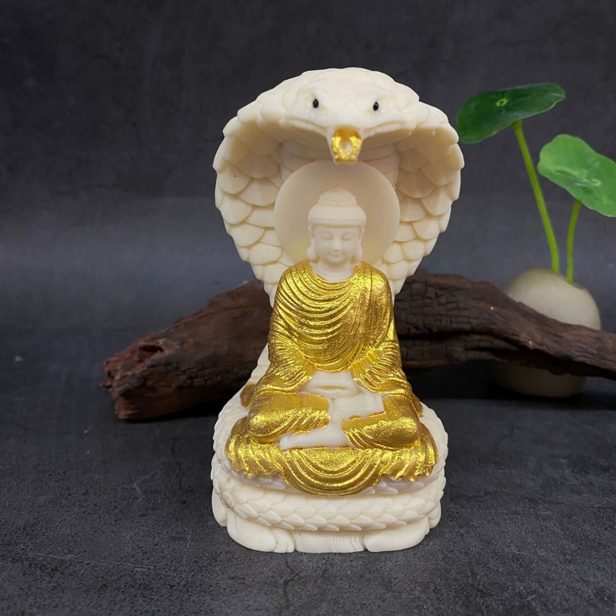 Скульптурная змея из слоновой кости