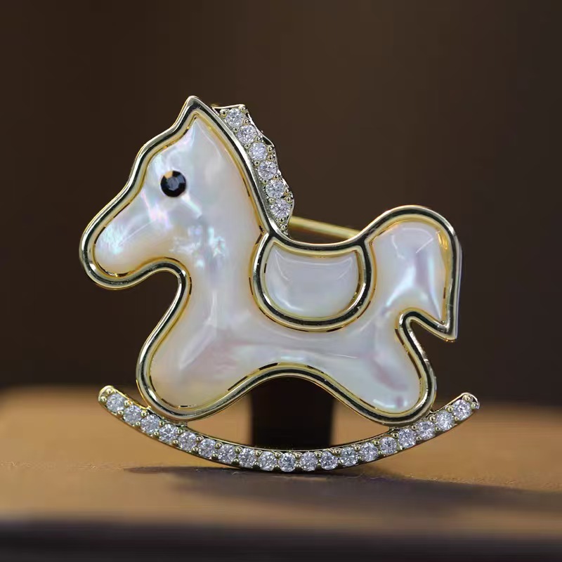 Cute Trojan Horse Brooch for Women, Niche Design, High-End Accessible Luxury Elegant, Simple Brooch, Sweet and Fashionable Brooch