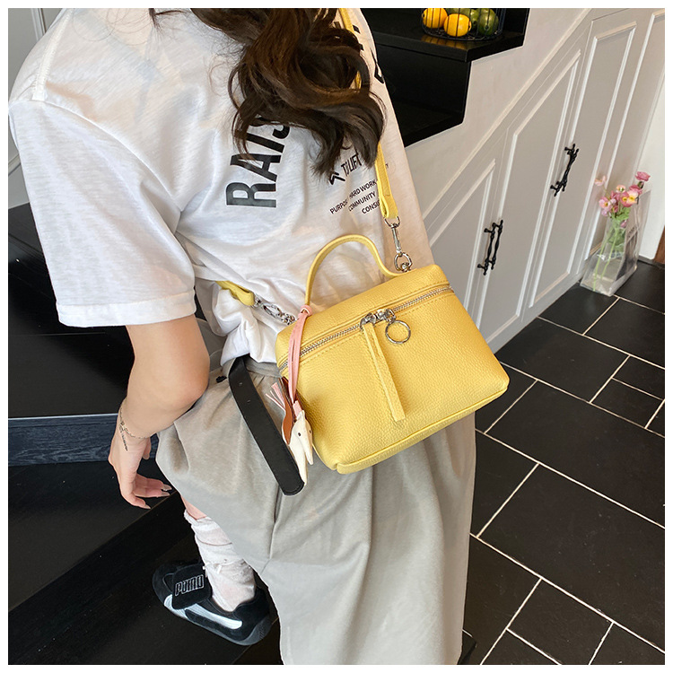 This year's popular simple hand-held small bag for women, the 2025 new women's single-shoulder bag, is elegant and fashionable, a crossbody small bag undefined