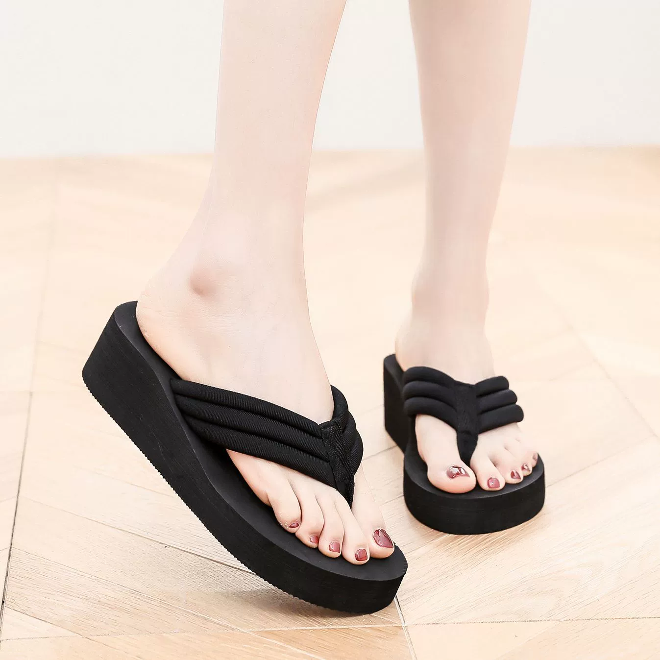 Производители оптовые шлепанцы женские летние модные носить толстые ножки сетка красные тапочки новые пляжные склоны с каблуками холодные тапочки