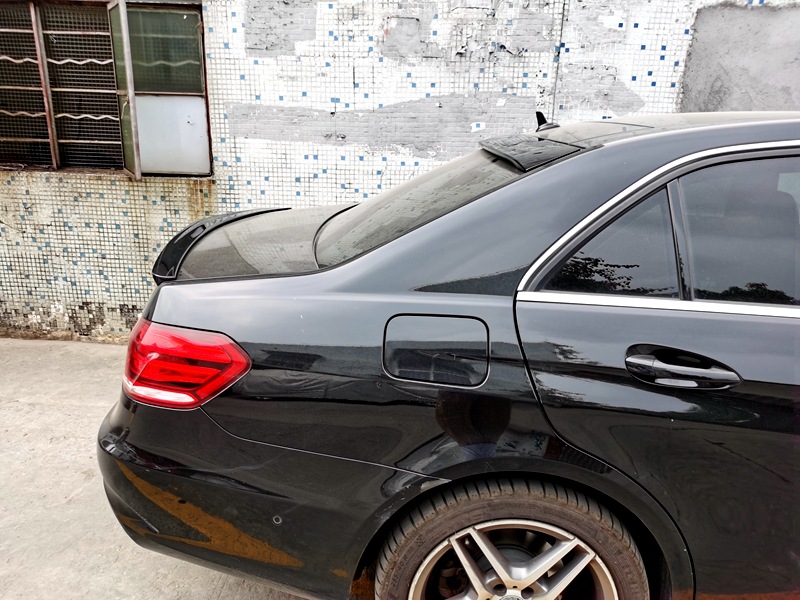 Suitable for 2008-2015 Mercedes-Benz E-Class W212 E200/260/300L/63 Modified Carbon Fiber Pattern Top Wing