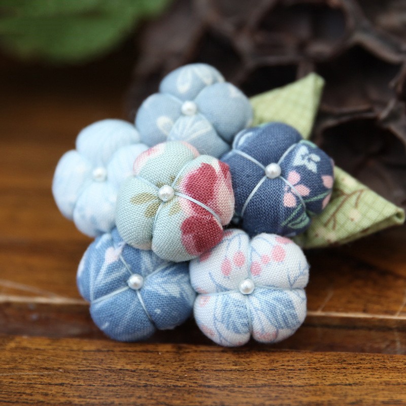 Broche de hortensia (no terminado) algodón relleno azul claro (aproximadamente 5cm de diámetro)