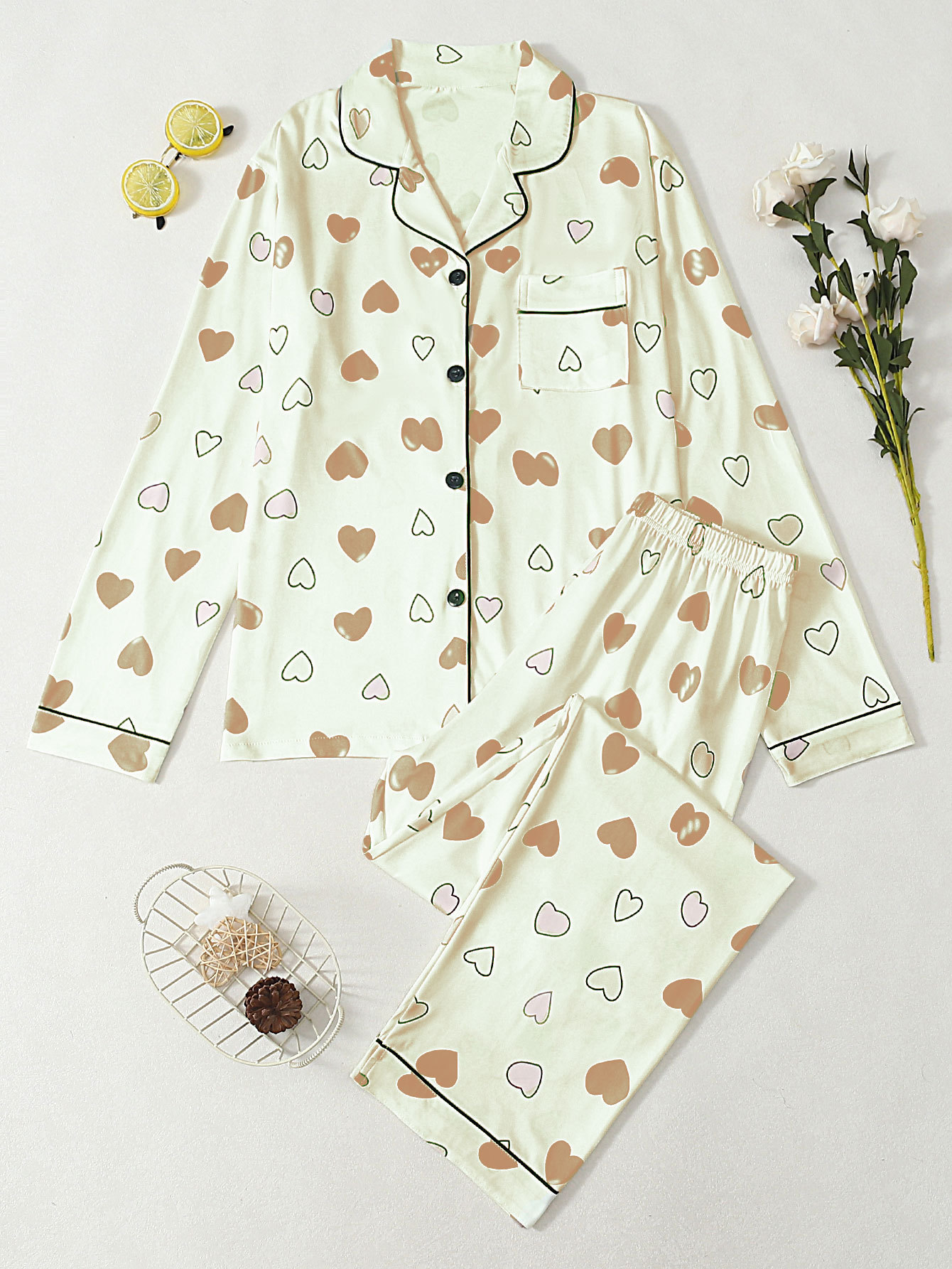 Conjunto de pijama mujer con estampado de corazones y solapas_voghion.com