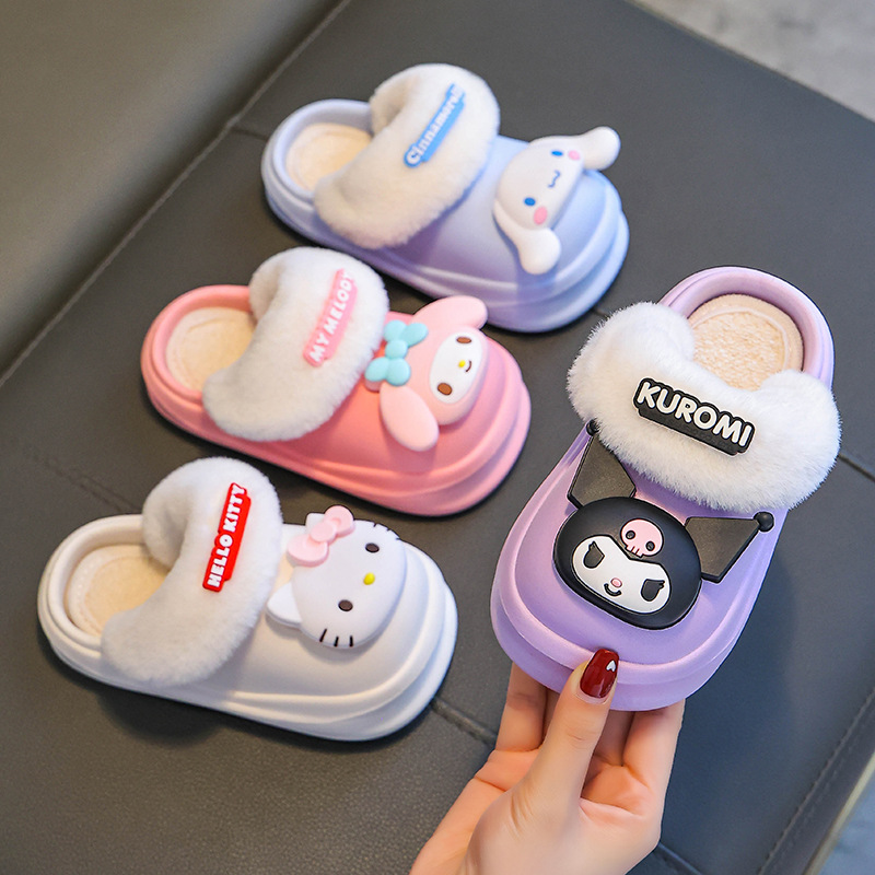 Sanrio Winter Zapatillas de algodón para niños, niños y niñas, cálidos y peludos, zapatos de algodón para el hogar con tacón de bolso Kulomi impermeable