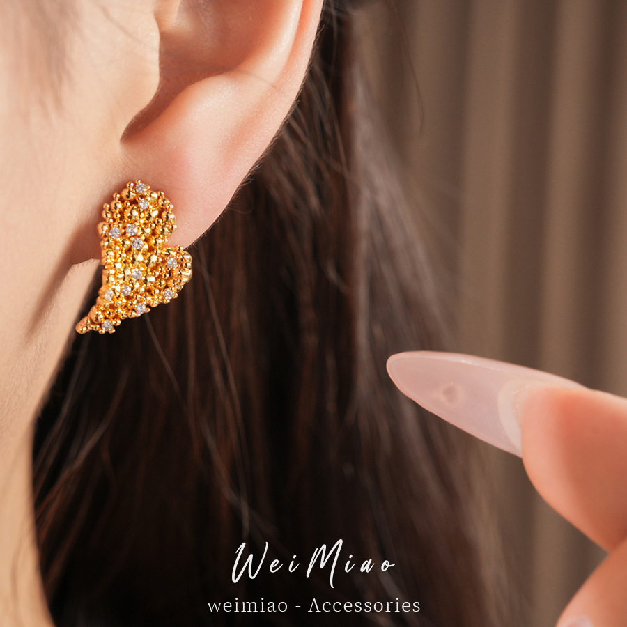 18k oro real chapado aguja de plata zircon pernos de orejas en forma de corazón personalidad simple pendientes de nicho ligero lujo alta sensación de orejas para mujeres image 5