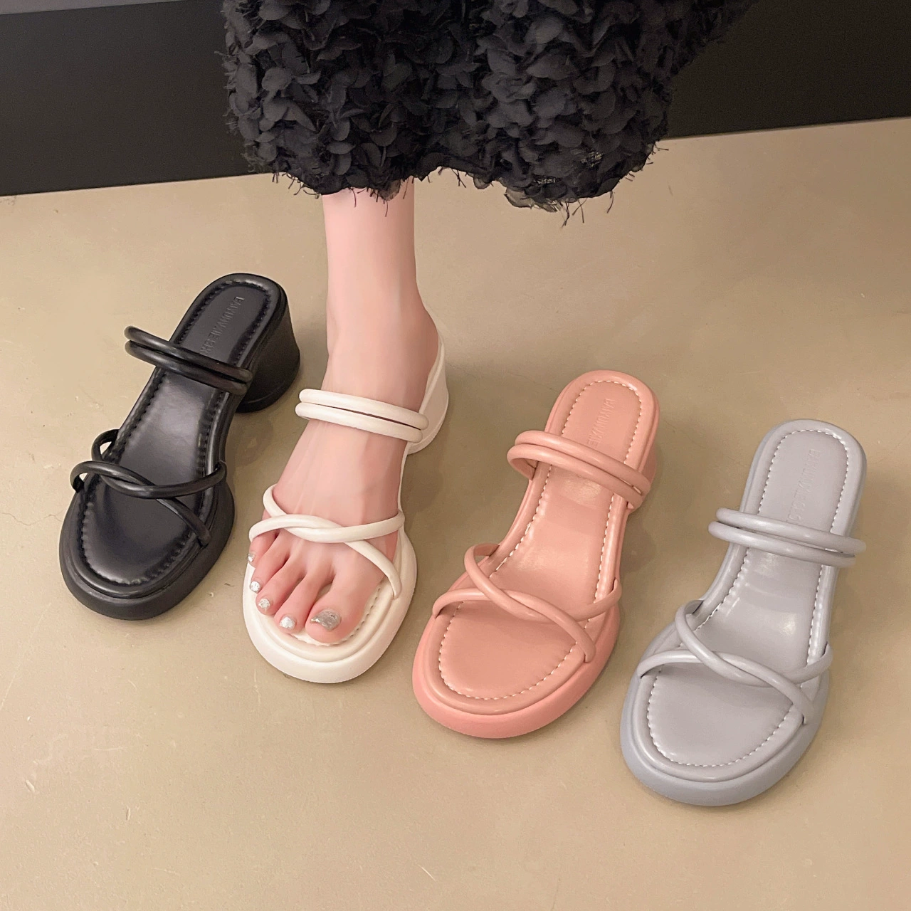 Тапочки на высоком каблуке в женской одежде 2023 Летняя новая Корейская версия моды на грубом каблуке в стиле ретро с римским Drag ins Tide