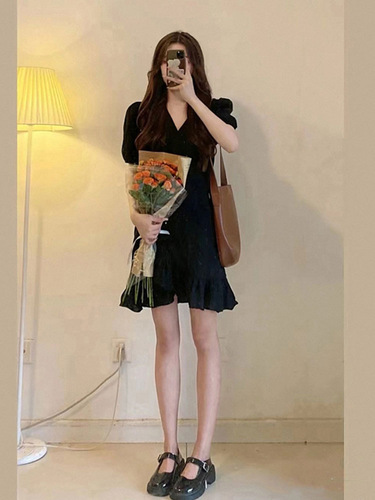 High-rated black bubble sleeve temperament dress 2025 new French short black dress, waist closing to show slimming women