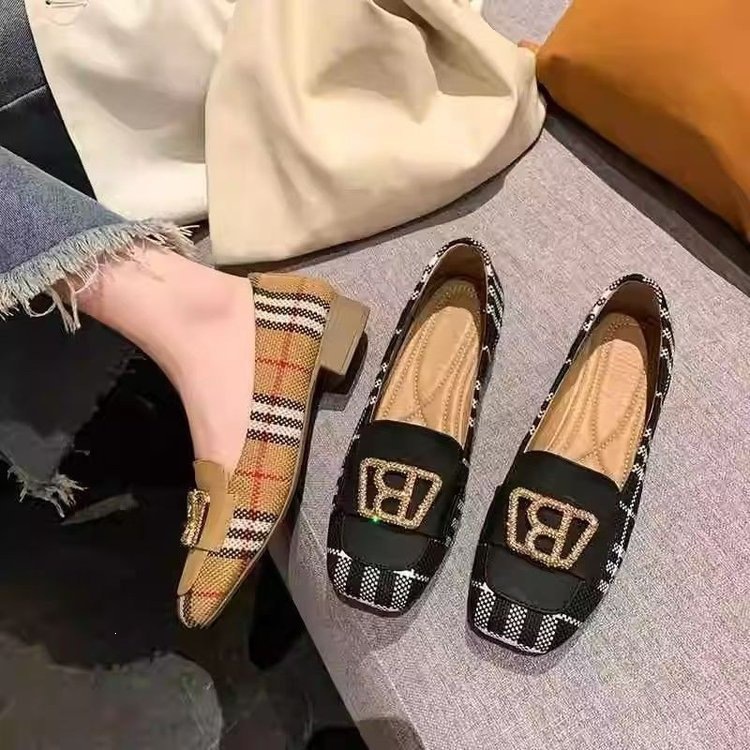 Xiaoxiang estilo de tacones altos de color para mujeres 2026 verano nuevo hebilla de metal de moda de tacones gruesos y superficiales zapatos individuales