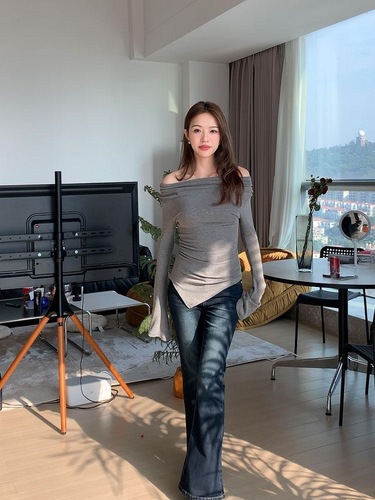 Korean-style versatile flared-sleeve long-sleeve base top for women, 2025 off-shoulder slimming blouse