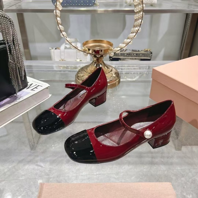 高版miu25春新款方头漆皮珍珠粗跟中跟搭扣珍珠玛丽珍女士单鞋|undefined