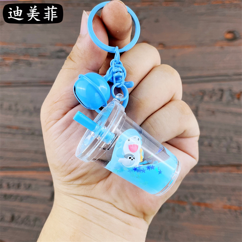 Taza de té con leche de talla de arena movediza