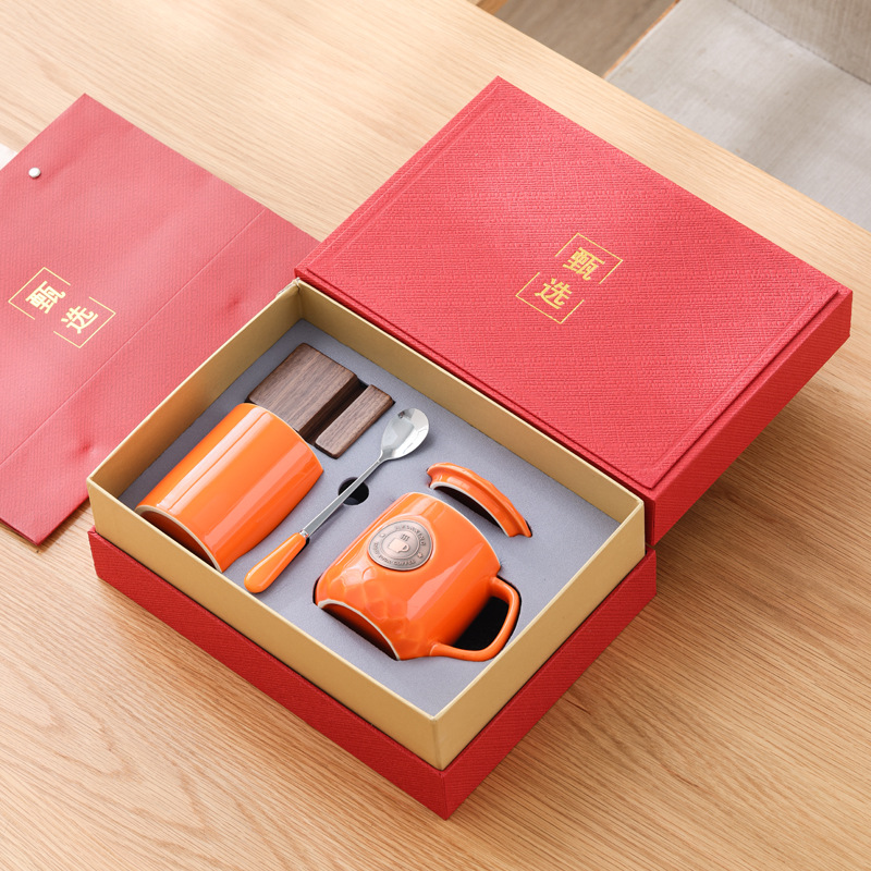 Obtenga un conjunto de tazas de oficina, tazas de cerámica, tazas de café, soporte de teléfono móvil, bolígrafo, logotipo de bronce, tallado