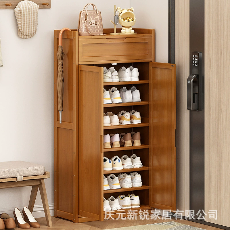 Обувной шкаф большой емкости за пределами коридора дома