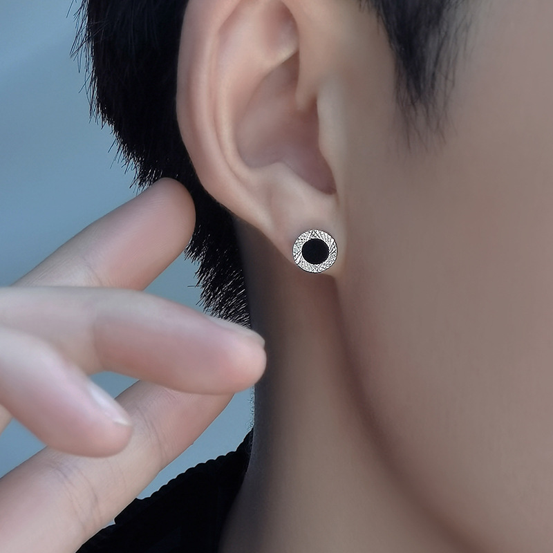 Orecchini a cerchio da uomo in argento texture minimalista_voghion.com