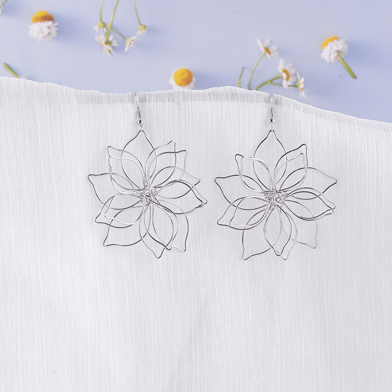 큰 은색 꽃 귀걸이 한 쌍