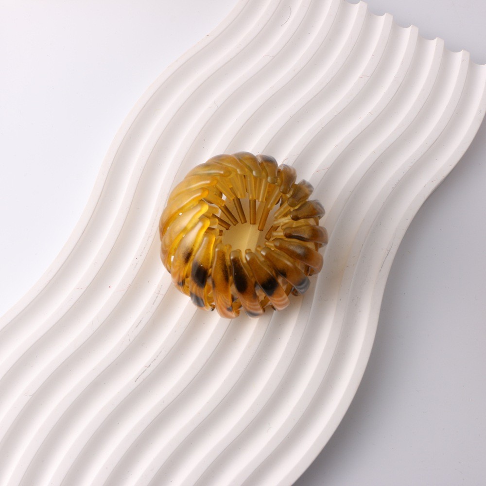 Amarillo con estampado de leopardo brillante.
