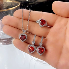 项链;耳钉;锁骨链