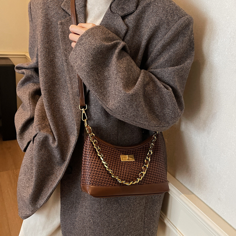 Bolso de brazo retro transfronterizo de cadena de invierno de 2025 nueva moda versátil bolso de hombro temperamento de moda mochila de moda