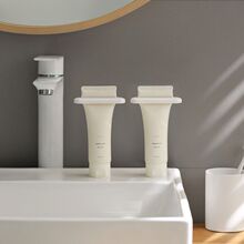 简约风牙膏挤压神器洗面奶护手霜免打孔家用浴室卫生间牙膏推夹器