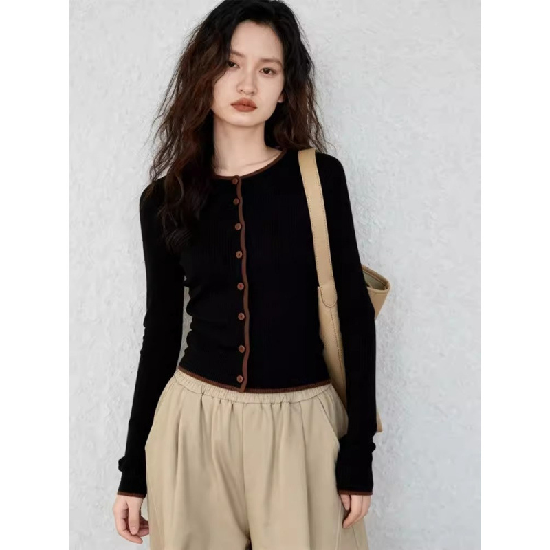 Black Color-Blocked Sweater Cardigan, Winter 26, with a Cool and Stylish Design, Exuding a Mature and Unique Vibe, a Niche Piece That Won'T Clash with Other Outfits Black Color-Blocked Sweater Cardigan, Winter 26, with a Cool and Stylish Design, Exuding a Mature and Unique Vibe, a Niche Piece That Won'T Clash with Other Outfits