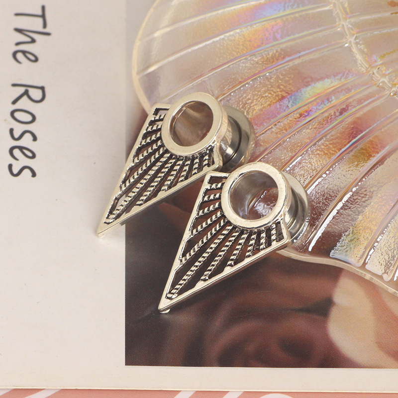 16G labret stud size and finish detail