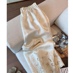 新中国式のズボンの角の透かし彫りの刺繍のサテンのワイドレギンスの女性の夏の新型のペンダント感はゆったりしていて、着痩せしています。