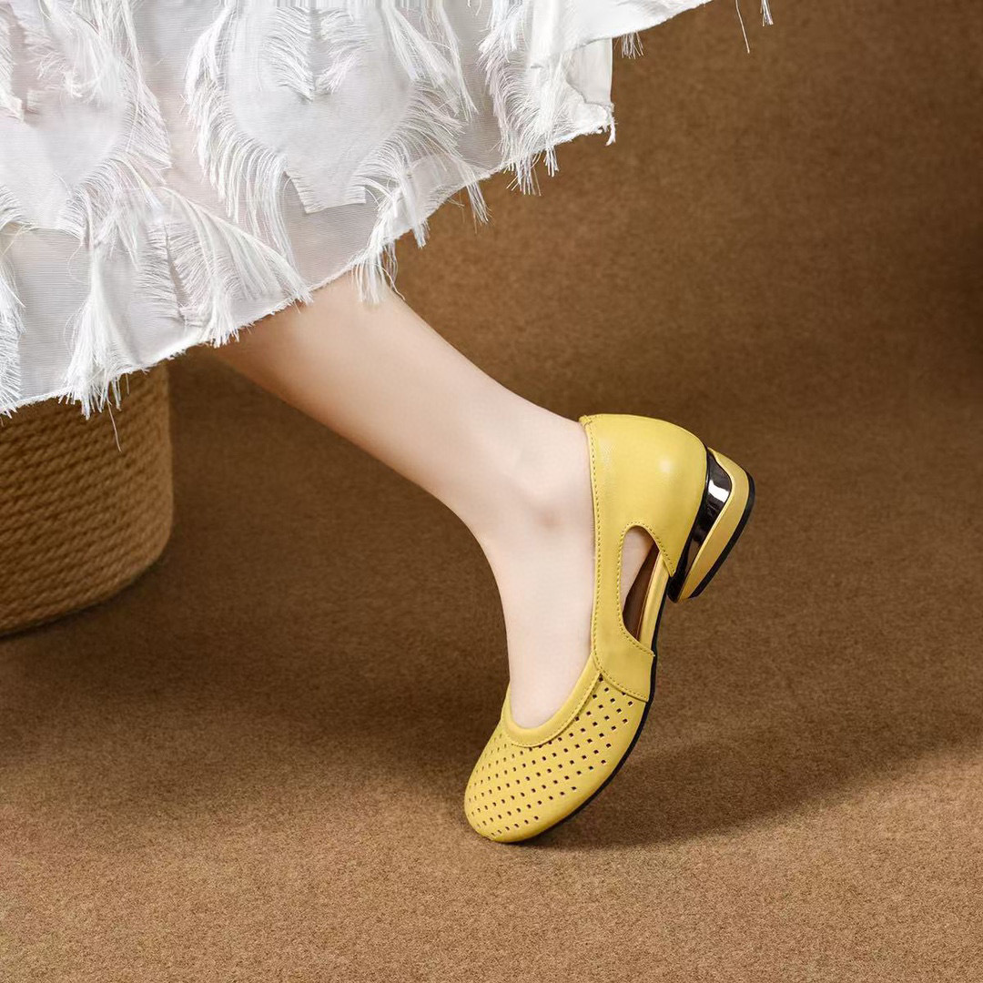 Giày sandal nữ da thật mũi tròn khoét lỗ, gót vuông thấp, xỏ ngón tiện lợi — đen