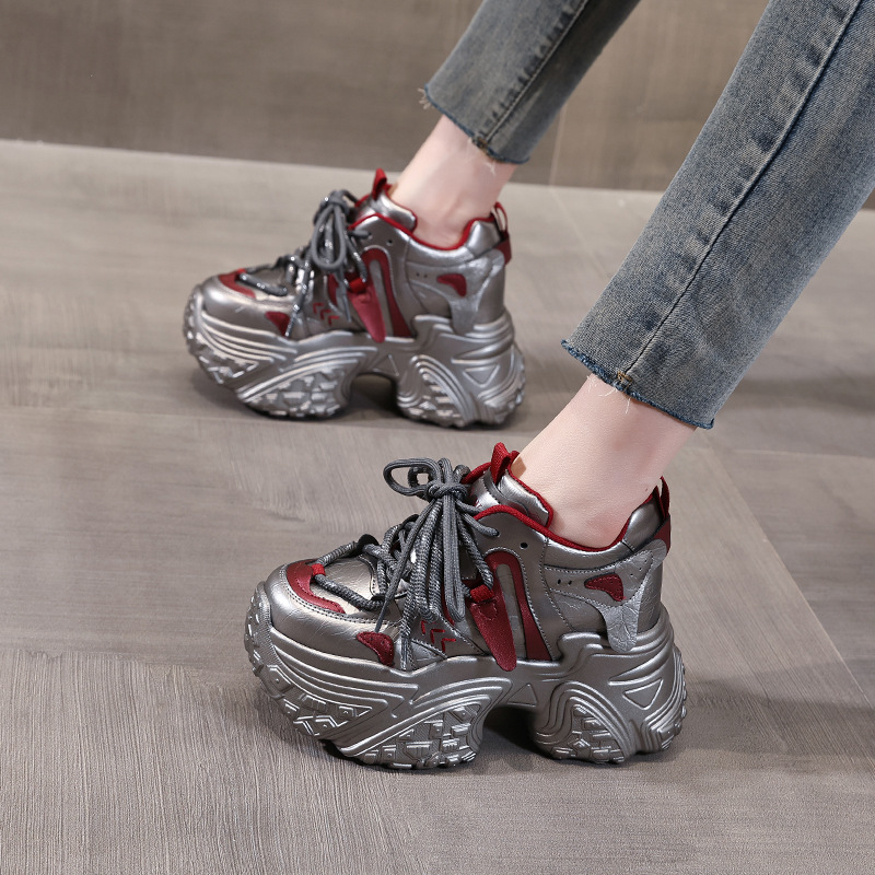 Giày sneaker nữ đế dày độn cao bên trong, phong cách thể thao thường ngày — Màu be