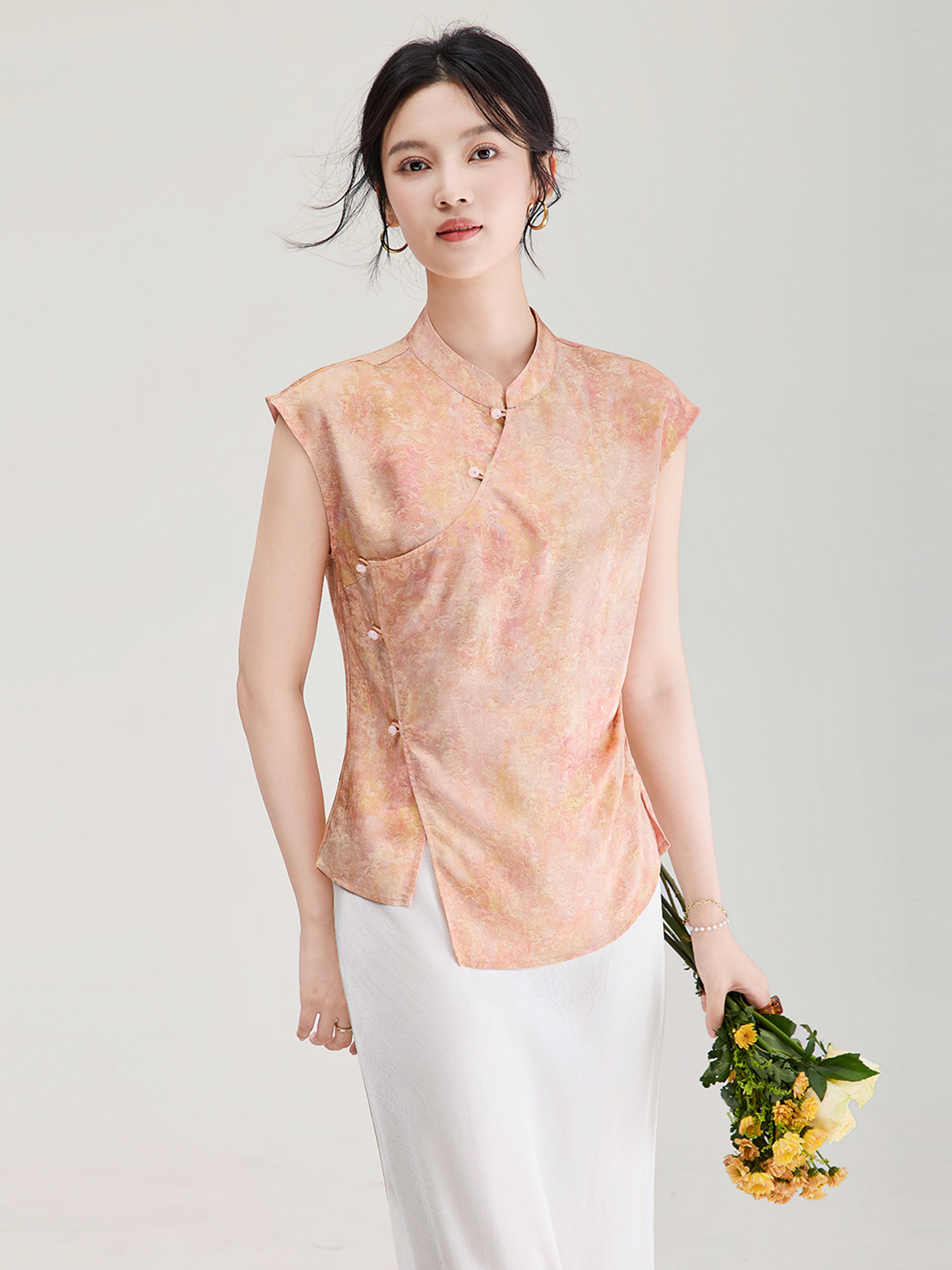 Áo vest không tay nữ kiểu Trung Quốc mới, chất lụa Jacquard nhuộm chìm, tà áo chéo, mặc mùa hè — màu xanh nhạt
