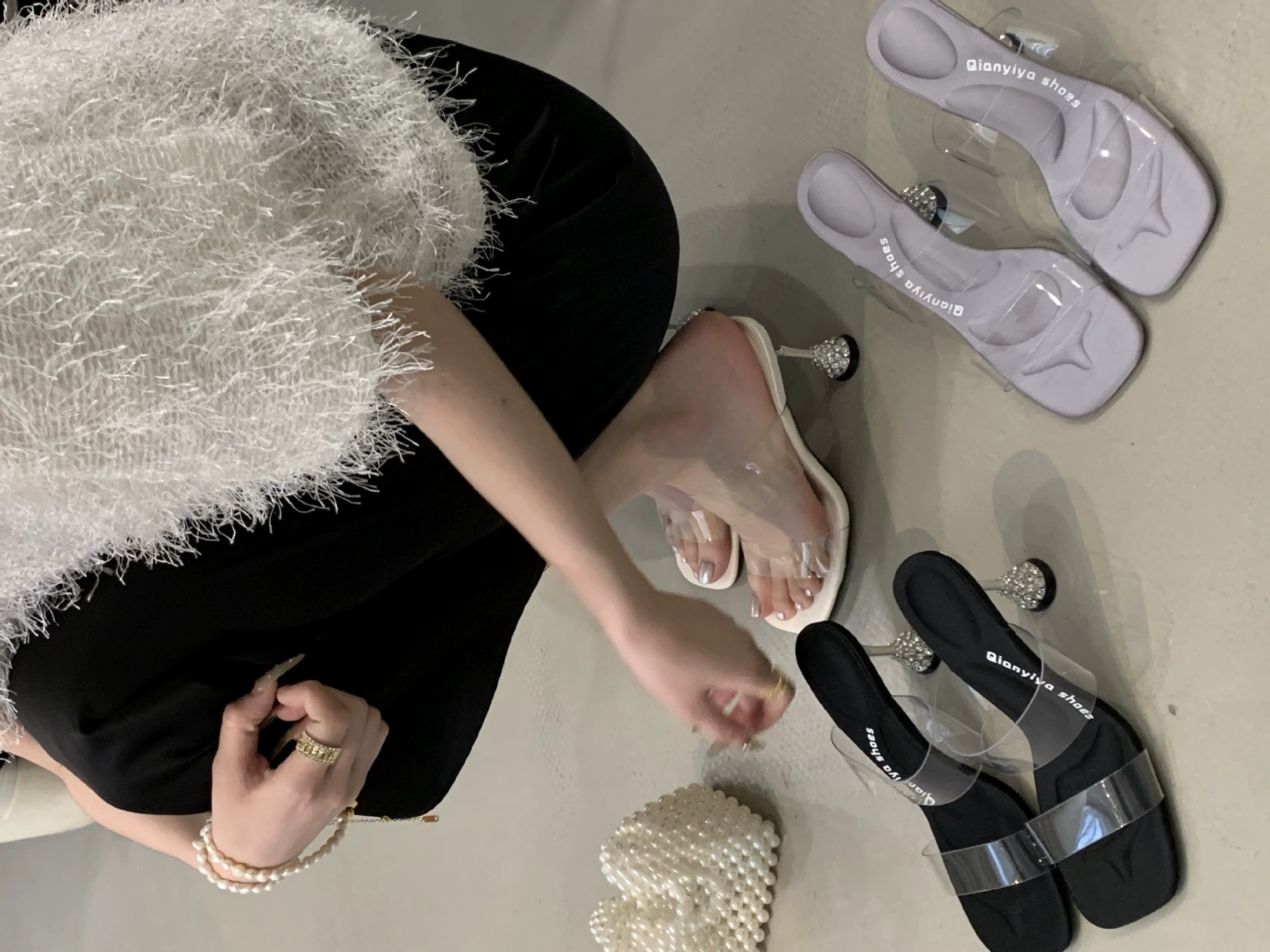 Нишевые прозрачные шлепанцы женские туфли носят на улице 2025 года французские сандалии на высоких каблуках со стразами