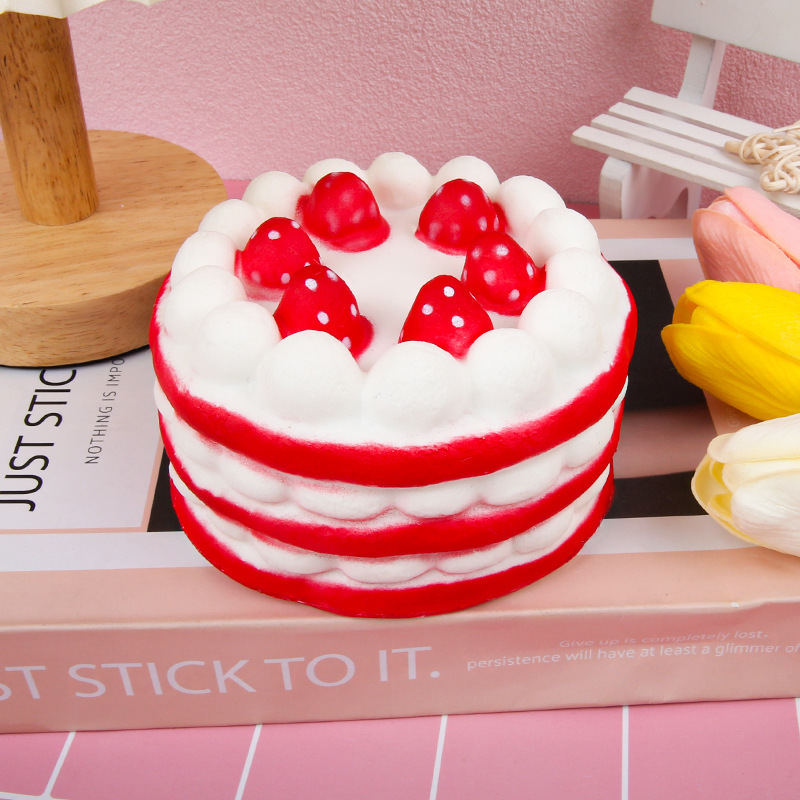레드 스트로베리 케이크