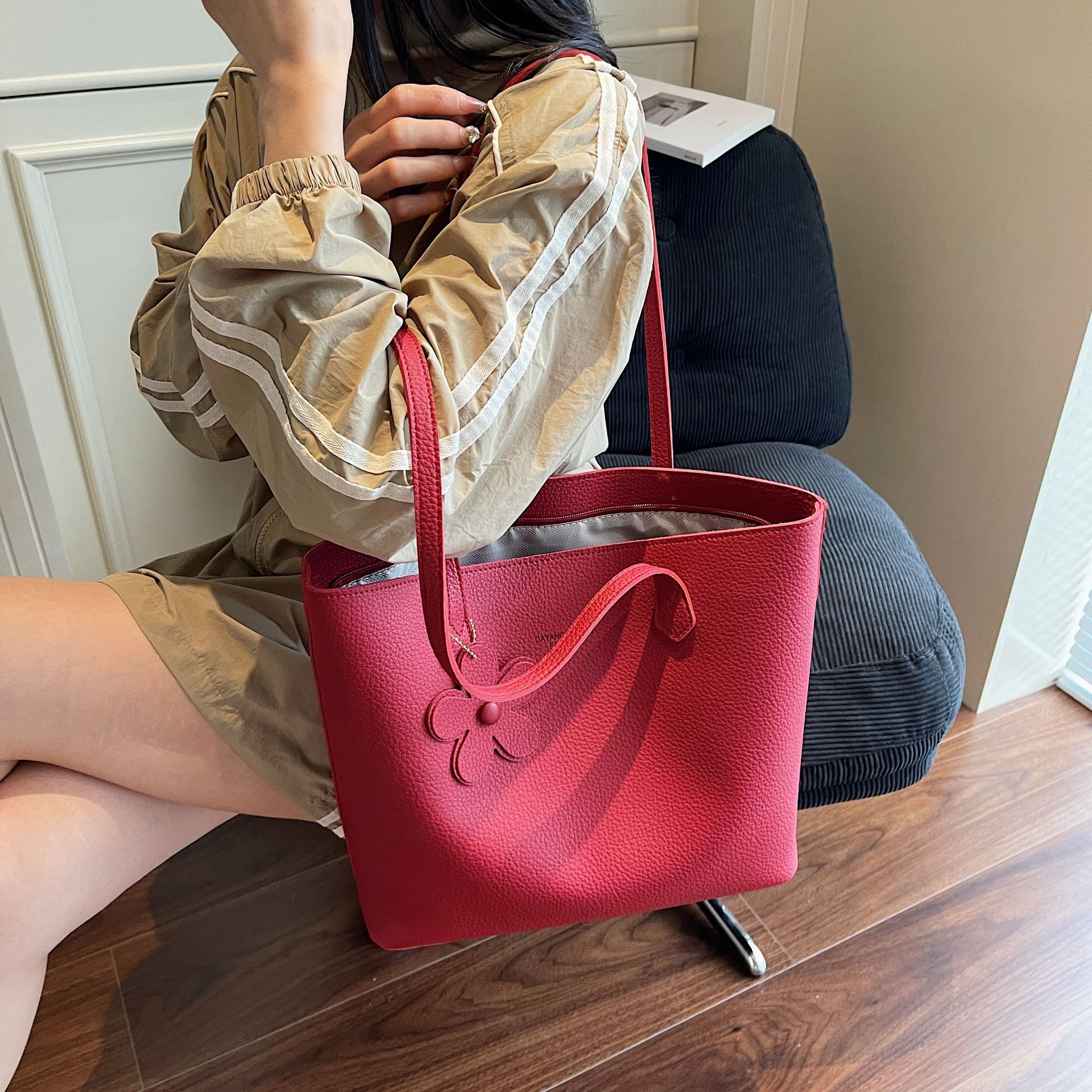 Bolso rojo de gran capacidad para mujeres versátil 2025 nuevo bolso de hombro casual simple para trabajar bolso de viaje