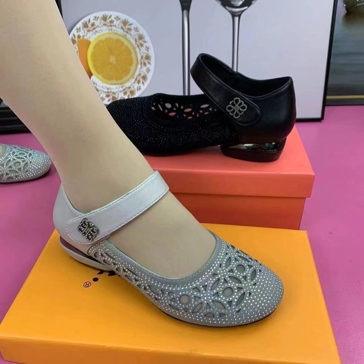 Zapatos individuales huecos y transpirables zapatos de mujer de superficie suave con suela suave 2025 zapatos con agujeros de tacón bajo con velcro de verano sandalias de madre para mujer