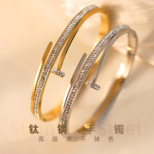 女款跨境女式批发电镀金色女高级感不掉色饰品钉子带钻钛钢手镯