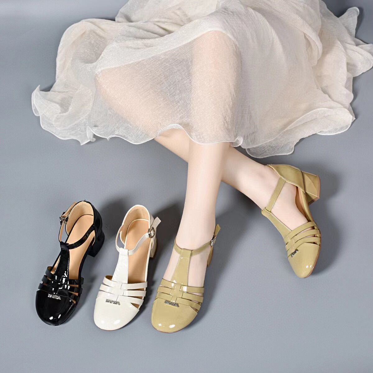 Sandal nữ quai ngang mũi tròn da bóng gót thấp — màu đen