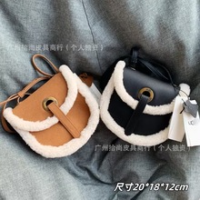 UG秋冬款马鞍包时尚百搭羊羔毛毛包可爱毛绒包单肩斜挎腋下包包
