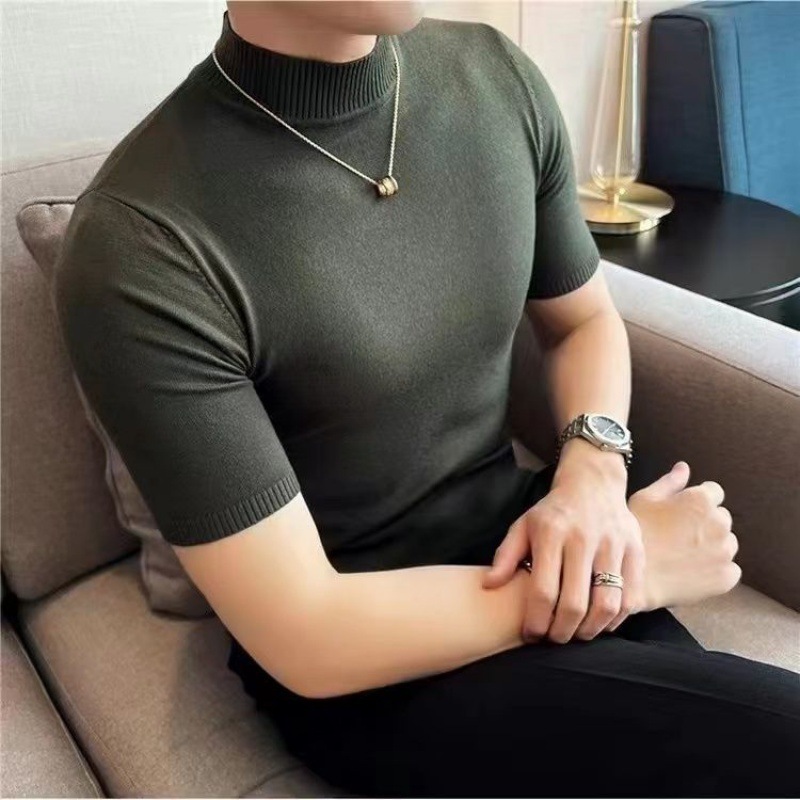黒い丸首半袖ニットの底のシャツのメンズ秋冬の純欲な風の中にゆったりとした通勤の短いセーターの上着を掛けます。|undefined