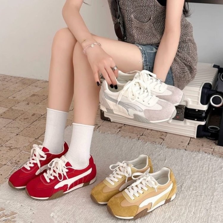 Zapatos de entrenamiento retrógrados de malla para mujeres 2026 verano nuevo transpirable ligero suave con una sola gruesa mostrando pies pequeños zapatos deportivos casuales