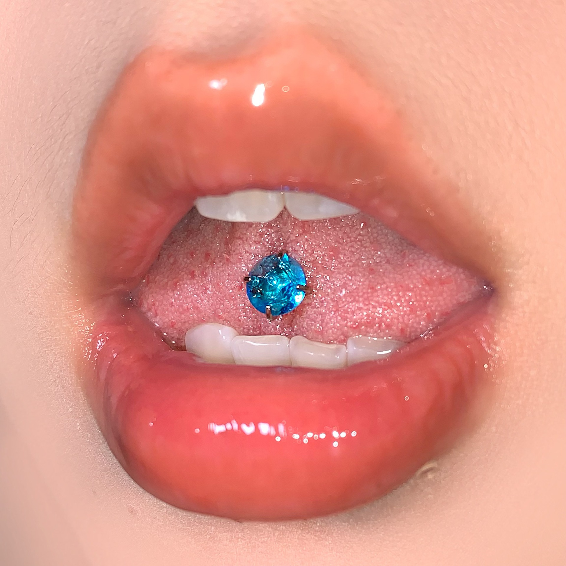 Silver pointed spike labret stud material detail
