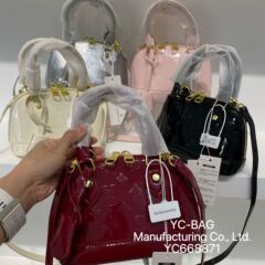 レトロなファッションの貝殻のハンドバッグ2025の新型のアルファベットの肩の斜めのショルダーバッグの小さい大衆の洋風は国境を越えた対外貿易が流行します。