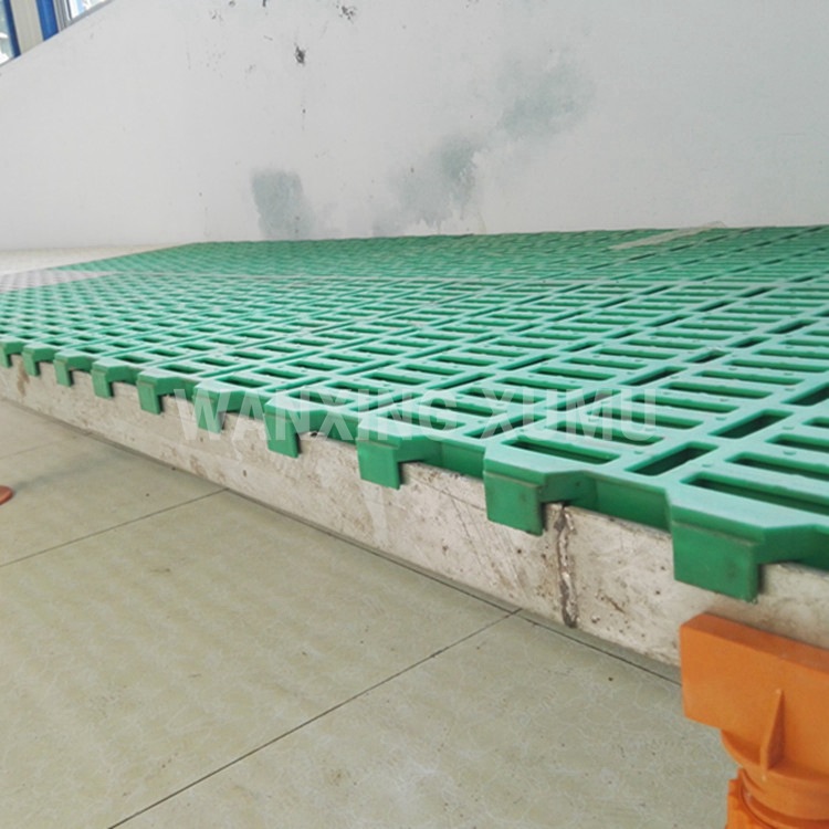 塑料羊床漏粪板 新疆用的塑料羊床板 养羊用的羊圈垫板多规格图片