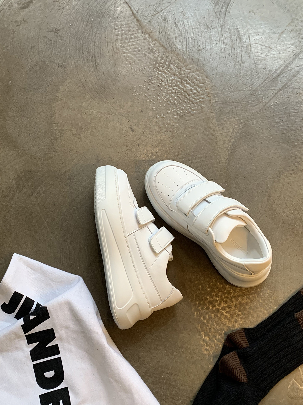 ソフト牛革 ~ 本革の年齢を減らすマジックテープの厚い底の白い靴の女性の秋の新型の百合は高くなります。