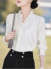 実際に白い木の耳元のシャツの女性の春の新型の軽豪華感は年齢を減らします。