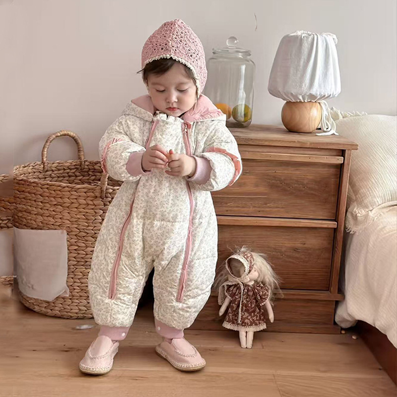 Nuevo invierno en el bebé plumón camiseta de mujer bebé ropa de baño blanca princesa ropa de escalada de flores trituradas