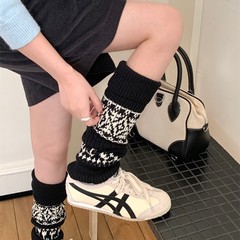 秋冬の北欧のレトロなウールのニットのファッションの保温の山の足のカバーのフェルトの島の風のネットの赤い大衆のレトロな靴下のカバー