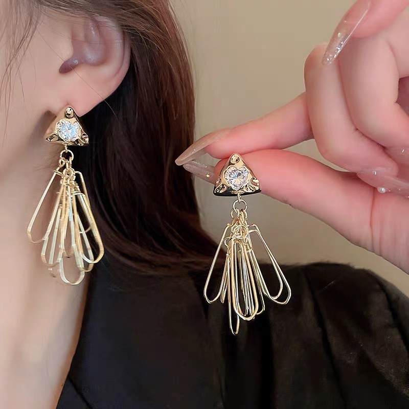 Fashionable design earrings