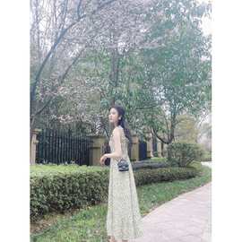 张慧雯明星同款小清新碎花吊带裙女夏法式小众设计收腰显瘦字裙