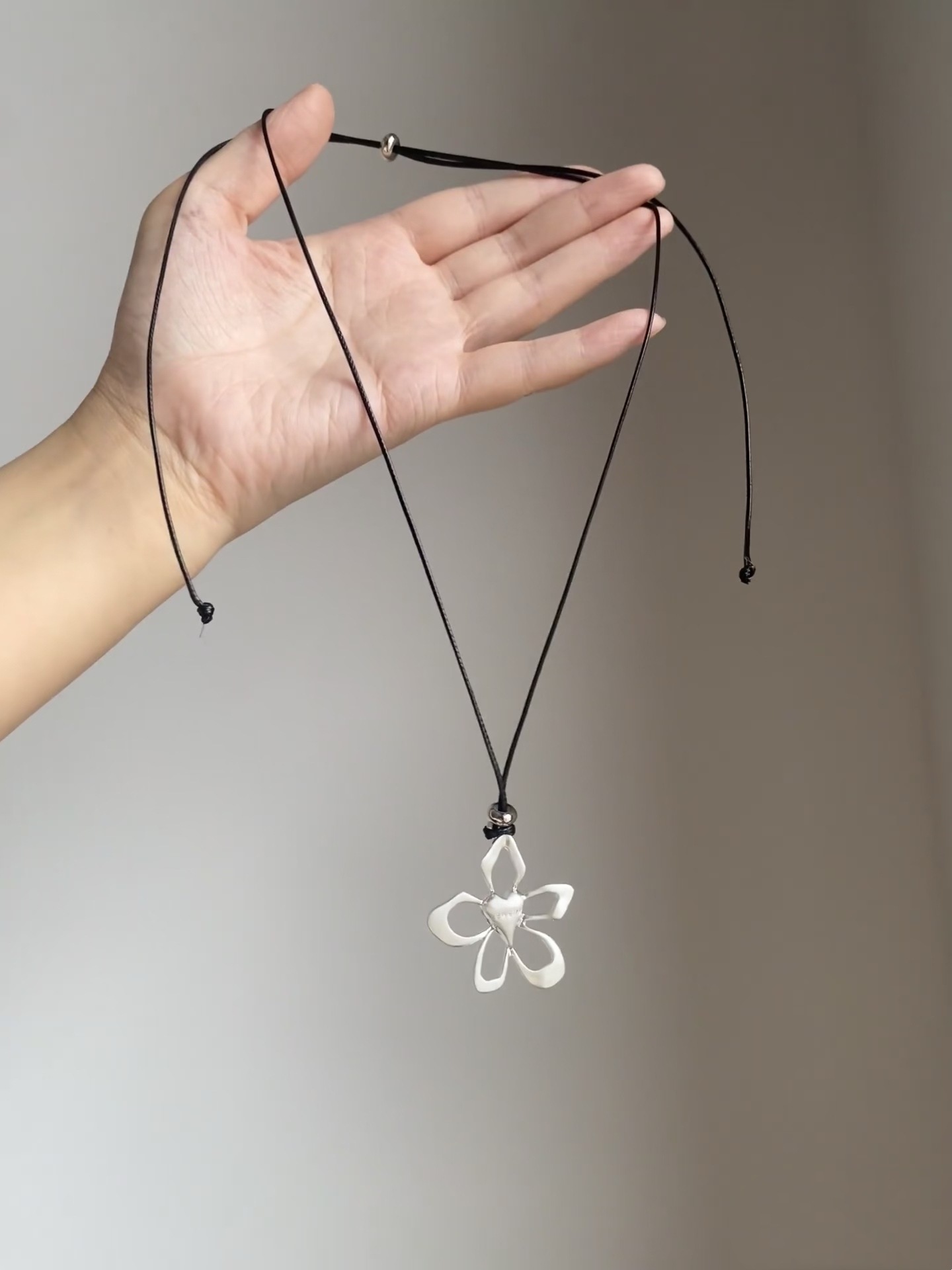 Strahlend schön jeden Tag mit unserem atemberaubenden ovalen Zirkonia-Verlobungsring in 925er Sterlingsilber mit Vier-Krappen-Fassung. Kombinieren Sie ihn mit einem dreireihigen Zirkonia-Ring im minimalistischen matten Geo-Stil._voghion.com