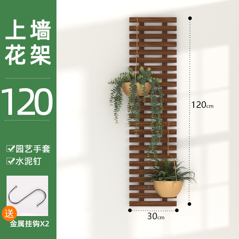 古館のバルコニーに置かれた木製の花棚、壁に取り付けられた柵、屋内カフェのグリーンハンギングラック、人工植物の木製ハンギングラック|undefined